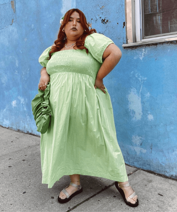 Jessica Torres - vestido verde e papetes - bolsas tendência - Verão - em pé na rua - https://stealthelook.com.br