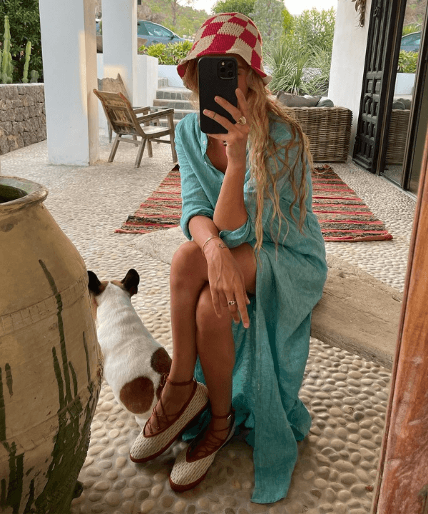 Blanca Miró Scrimieri - vestido azul longo e bucket hat - usar lenço - Verão - foto na frente do espelho - https://stealthelook.com.br