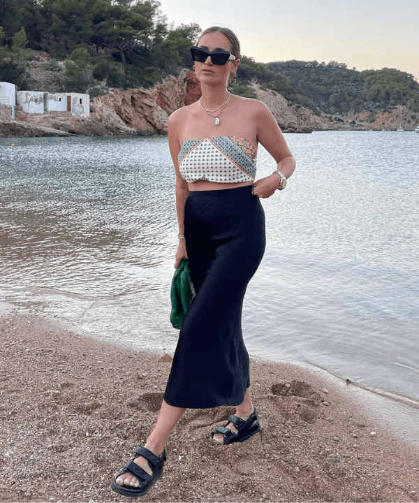 Olivia Faeh - lenço, saia preta e papetes - usar lenço - Verão - na praia - https://stealthelook.com.br