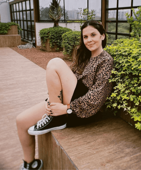 Hariana Meinke - blusa de oncinha e shorts preto - tendências de verão - Verão - sentada na rua - https://stealthelook.com.br