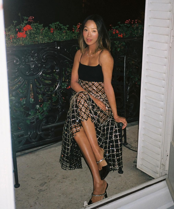 Aimee Song - cropped preto e saia com transparência - transparência no verão - Verão - na varanda sentada na cadeira - https://stealthelook.com.br