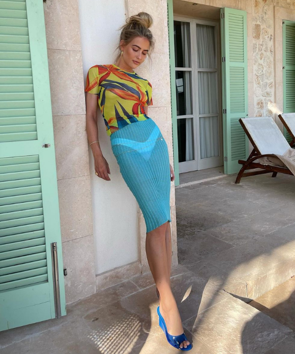 Emili Sindlev - blusa estampada e saia azul com transparência - transparência no verão - Verão - encostada na parade - https://stealthelook.com.br