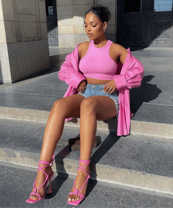 @naominyaraa - camisa e cropped rosa, shorts jeans e sandália rosa - sandália neon - Verão - sentada na rua - https://stealthelook.com.br