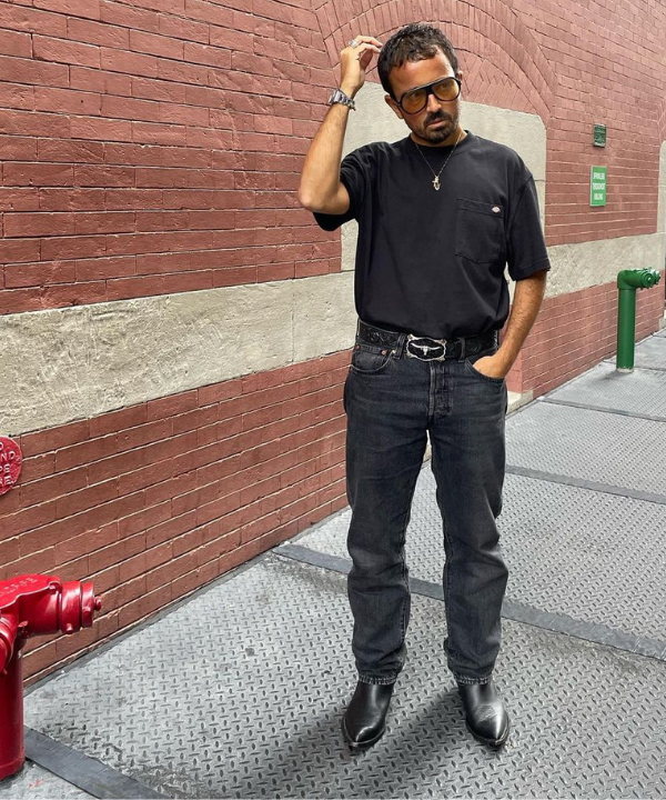 Lorenzo Posocco - camiseta e calça com bota preta - estilo das celebridades - Verão - na frente de uma parede - https://stealthelook.com.br