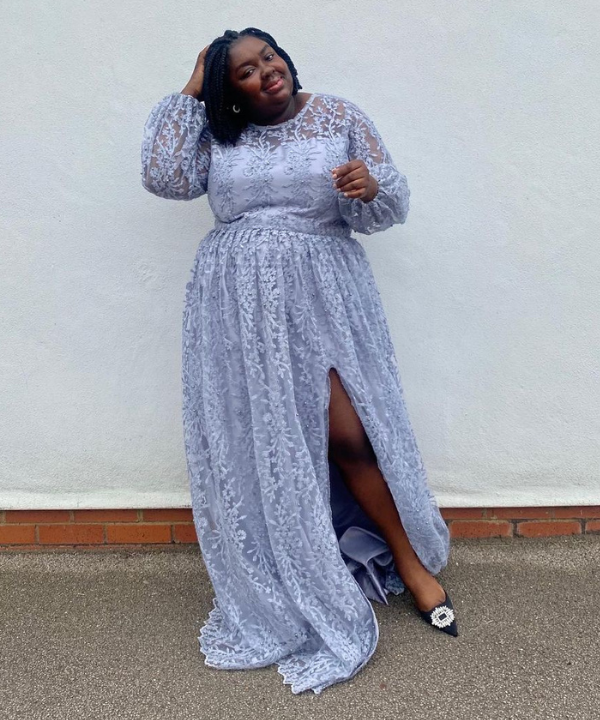 Abisola Omole - vestido de formatura longo em renda azul claro - vestido de formatura - Verão 2022 - na rua - https://stealthelook.com.br