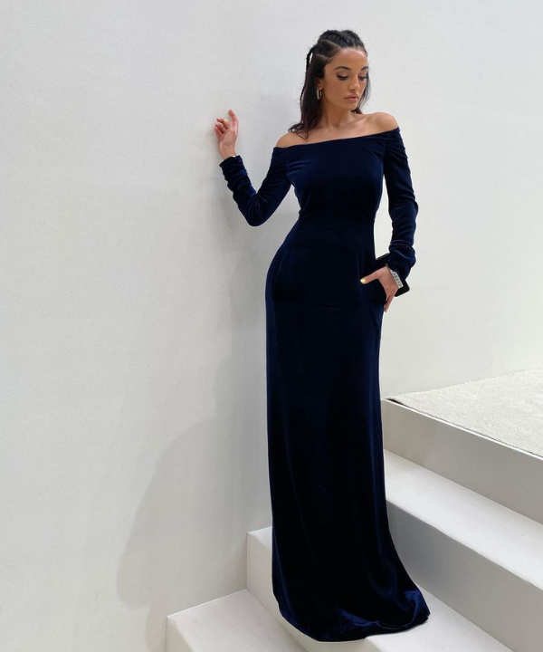 Amina Muaddi - vestido de formatura longo azul marinho - vestido de formatura - Verão 2022 - na escada - https://stealthelook.com.br
