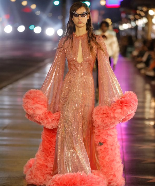 Gucci - antiga Hollywood - desfile - óculos escuros - vestido rosa - https://stealthelook.com.br