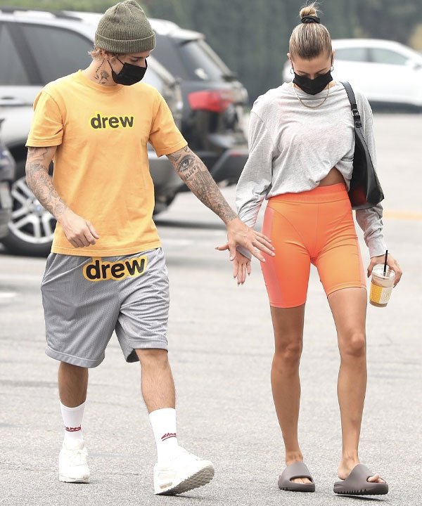 Justin e Hailey Bieber - roupas esportiva - chinelo nuvem - verão - street style - https://stealthelook.com.br