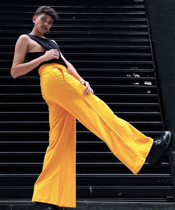 Leonardo Van Der Neut - calça amarela - looks de verão - verão - vista magalu - https://stealthelook.com.br