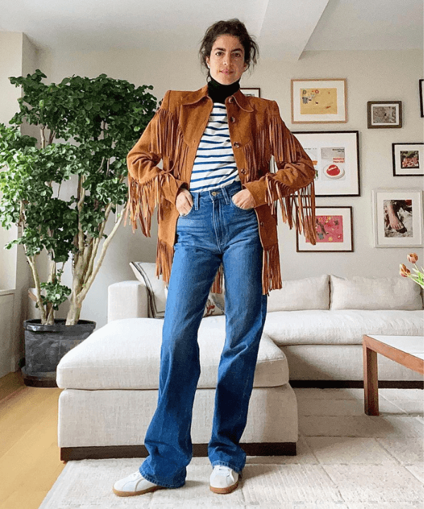 Leandra Cohen - jaqueta de franjas marrom e calças jeans - tendências dos anos 70 - Inverno  - em pé na casa  - https://stealthelook.com.br