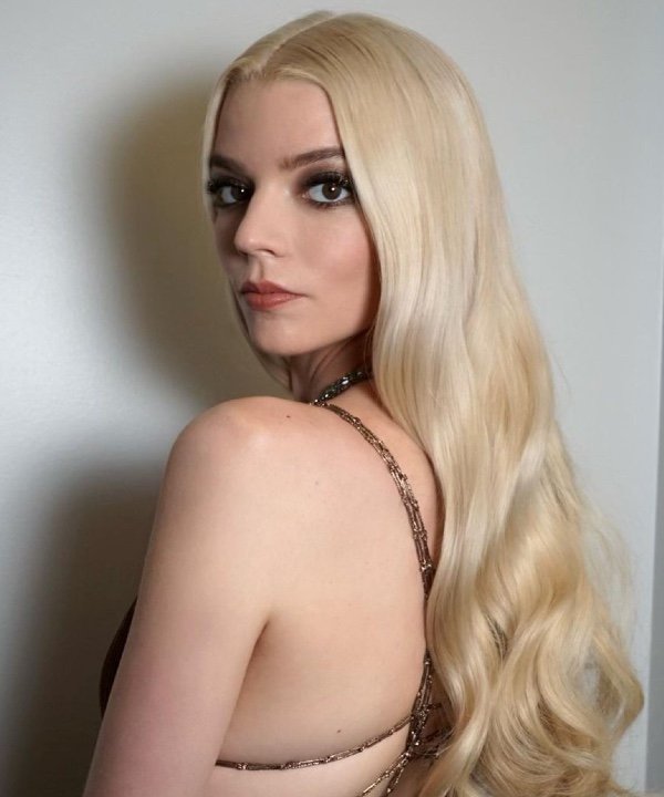 Anya Taylor-Joy  - shampoo roxo  - loiro platinado  - cuidados com cabelos loiros  - cabelos platinados  - https://stealthelook.com.br