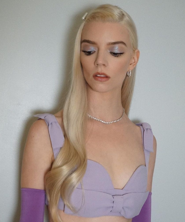 Anya Taylor-Joy  - penteados em cabelo liso  - loiro platinado  - cabelo das celebridades  - cabelos loiros  - https://stealthelook.com.br