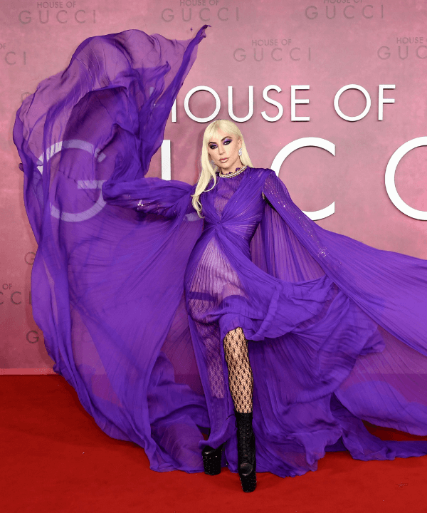 Lady Gaga - vestido roxo da premiere de House of Gucci - Lady Gaga - Verão - Tapete vermelho House of Gucci - https://stealthelook.com.br