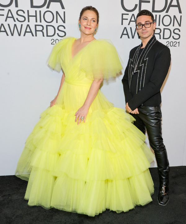 Drew Barrymore e Christian Siriano - vestido amarelo bufante e terno preto - CFDA Fashion Awards - Verão - Tapete vermelho CFDA Fashion Awards - https://stealthelook.com.br