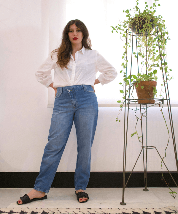 @stellaspinola - calça boyfriend e camisa social branca - modelos de calças jeans - Primavera - em pé na casa  - https://stealthelook.com.br