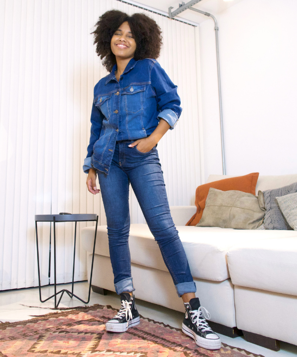 Clau Ribeiro - calça skinny jeans e jaqueta jeans - modelos de calças jeans - Primavera - sentada no sofá - https://stealthelook.com.br