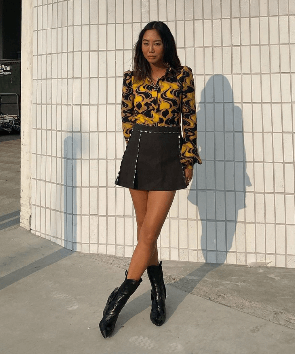 Aimee Song - minissaia preta e blusa de manga longa - modelos de saia - Verão - em pé na rua - https://stealthelook.com.br
