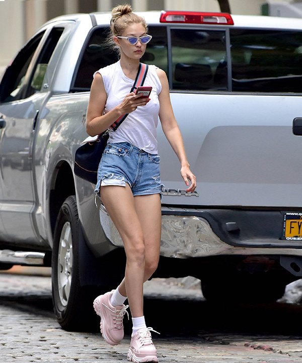 Gigi Hadid - jeans, camisa branca e tênis fila - Black Friday - Verão - andando na rua - https://stealthelook.com.br