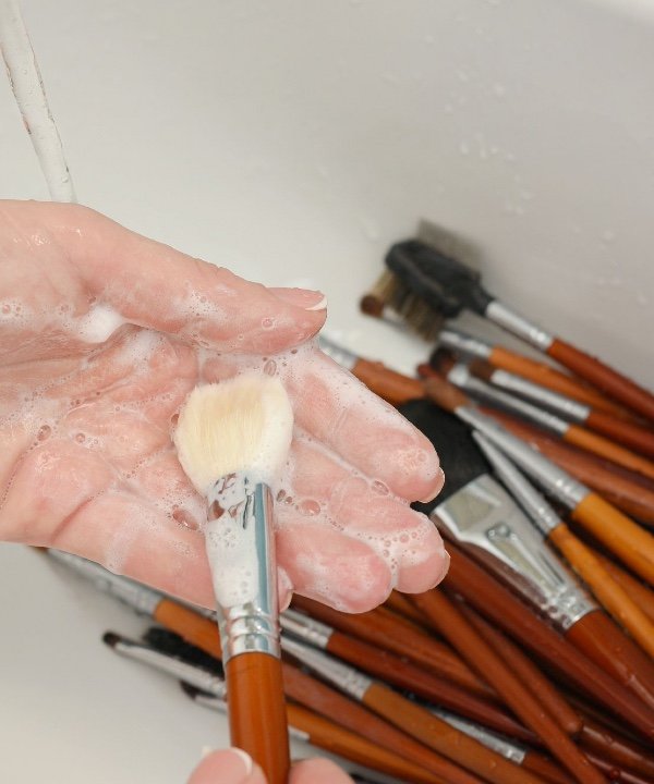 limpando pincéis com as mãos - ferramentas de maquiagem  - lavar pincéis de maquiagem  - pincel de make  - limpeza de pincéis  - https://stealthelook.com.br