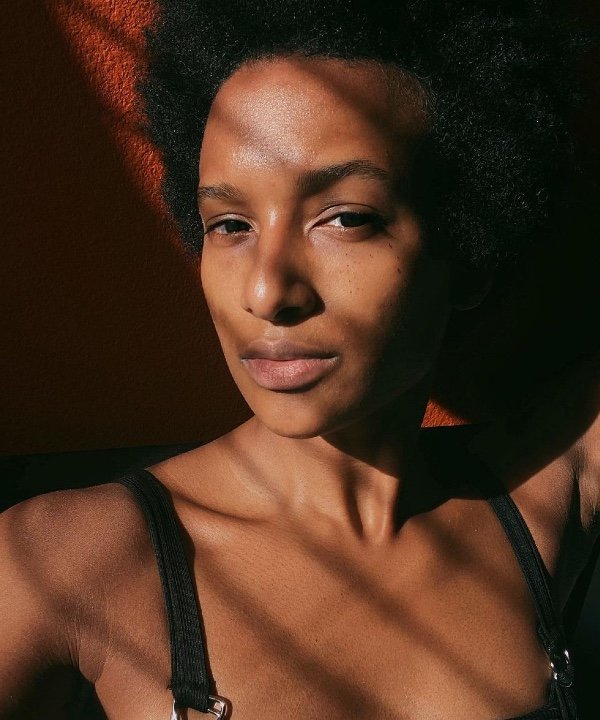 Shanika Hillocks  - não uso make  - produtos de beleza  - pele sem maquiagem  - skincare  - https://stealthelook.com.br