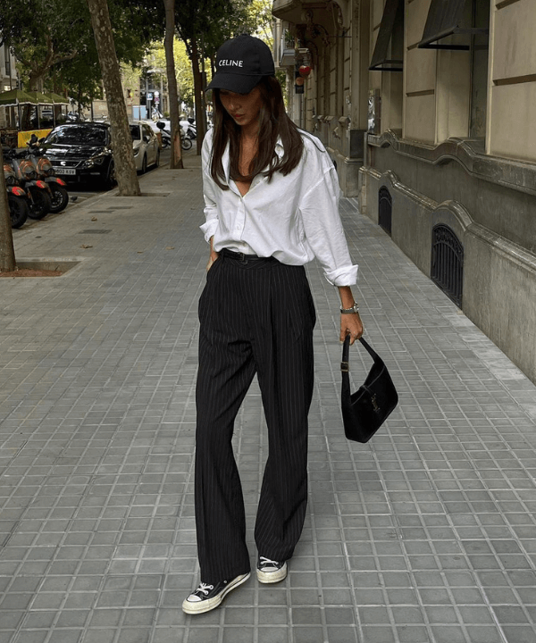 Felicia Akerstrom - calça preta risca de giz, camisa branca e all star - Converse All Star - Verão - em pé na rua - https://stealthelook.com.br