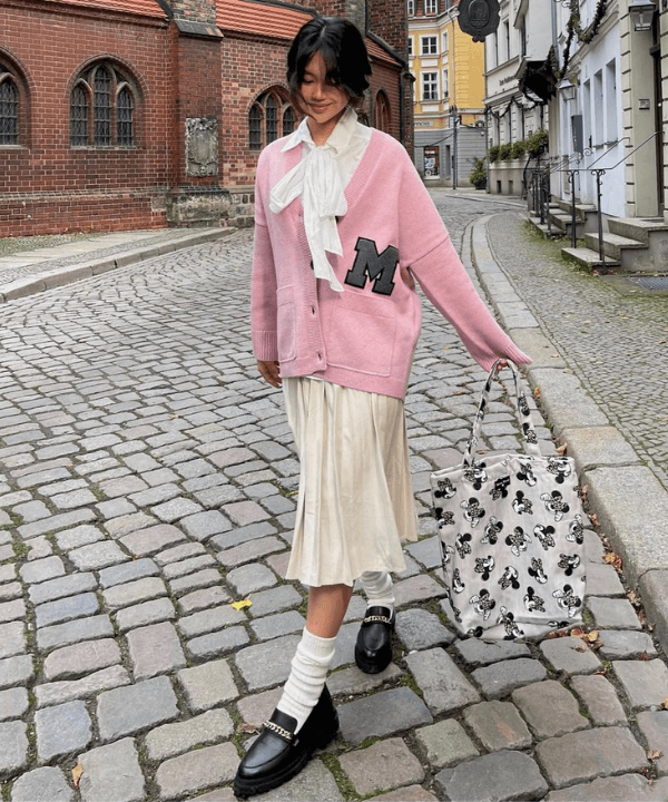 Jihoon Kim - cardigan rosa, saia e mocassim - saia colegial - inverno - em pé na rua - https://stealthelook.com.br