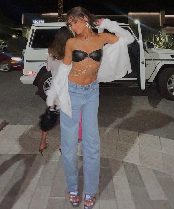Luisa|@luisapiou - top com bodychain e calça jeans - acessório tendência - Verão - na rua - https://stealthelook.com.br