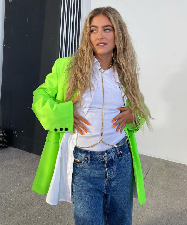 Emili Sindlev - blazer neon e camisa com bodychain e calça - acessório tendência - Verão - em estúdio - https://stealthelook.com.br