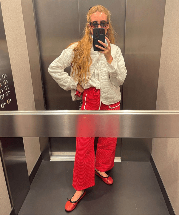 Blanca Miró Scrimieri - calça vermelha, camisa e sapatilha colorida - sapatilhas - verão - foto na frente do espelho - https://stealthelook.com.br