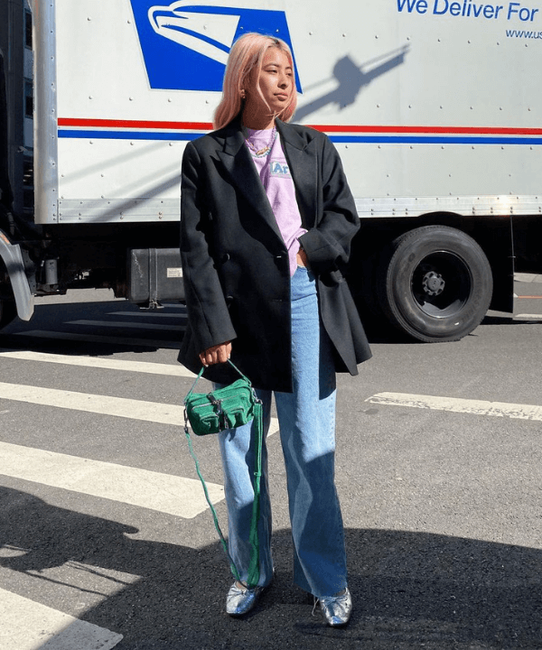 Michelle Li - calça jeans, blazer preto e sapatilha metalizada - sapatilhas - Outono - em pé na rua - https://stealthelook.com.br