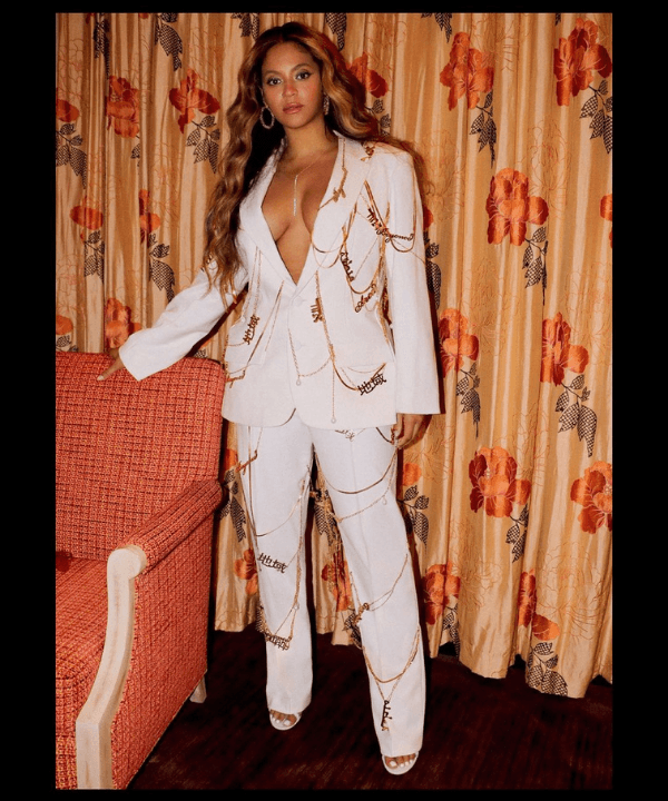 Beyoncé - terninho branco com decote - looks de festa - Verão - em pé na casa  - https://stealthelook.com.br