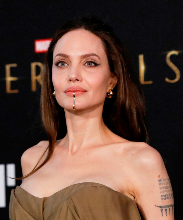 Algelina Jolie - vestido e joia facial - acessório tendência - Verão 2022 - tapete vermelho - https://stealthelook.com.br