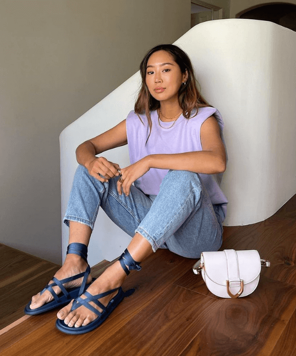 Aimee Song - calça jeans, rasteirinha de amarração e blusa lilás - looks com calça jeans - Verão - sentada no chão - https://stealthelook.com.br