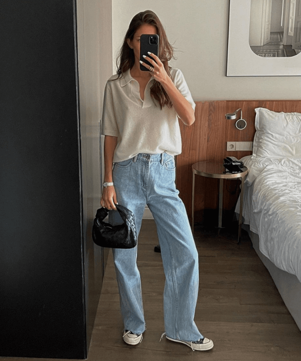 Felicia Akerstrom - calça jeans, camisa polo e tênis - looks com calça jeans - verão - foto na frente do espelho - https://stealthelook.com.br
