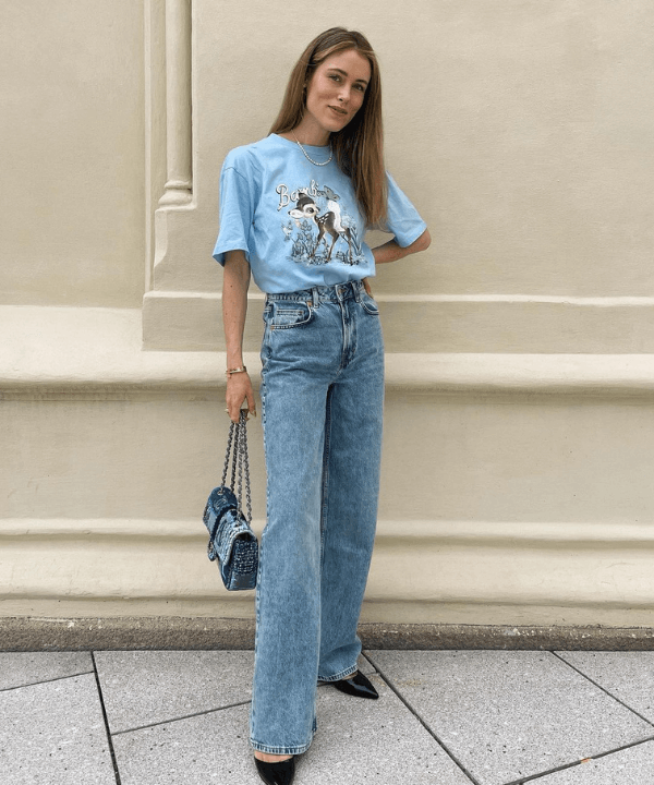 Annabel Rosendahl - calça jeans e t-shirt azul - looks fáceis - Verão - em pé na rua - https://stealthelook.com.br