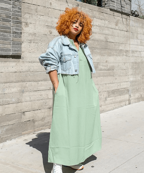 Veronica Bonilla - vestido verde e jaqueta jeans - looks fáceis - Verão - em pé na rua - https://stealthelook.com.br
