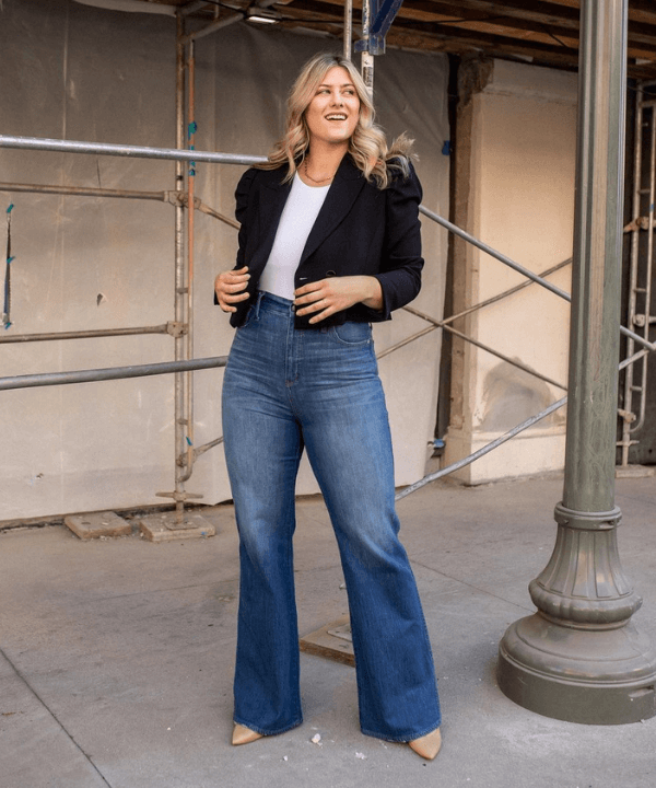 Rae Everyday - calça jeans, blusa branca e blazer cropedd - looks fáceis - Verão - em pé na rua - https://stealthelook.com.br