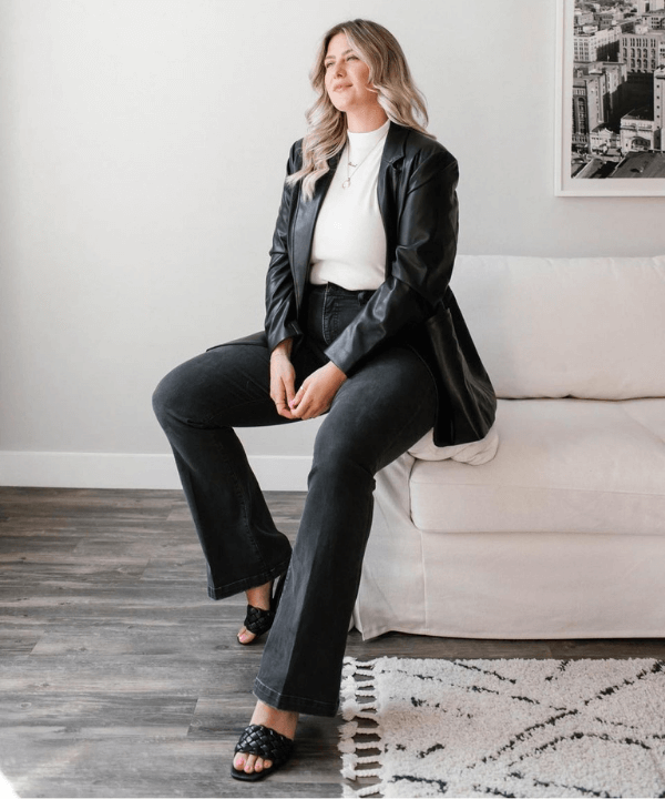 Rae Everyday - blazer de couro preto, blusa branca e calça preta - looks formais - Inverno  - sentada em um sofá - https://stealthelook.com.br