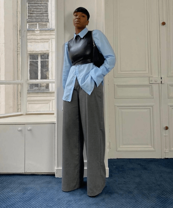 Loïcka Grâce - calça de alfaiataria, camisa azul e cropped preto - calça wide leg - Inverno  - em casa - https://stealthelook.com.br