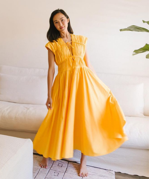 Chriselle Lim - vestido midi amarelo esvoaçante - vestido longo - Verão - na sala de estar - https://stealthelook.com.br