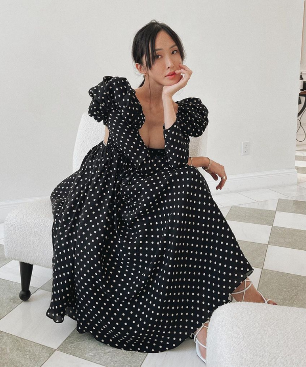 Chriselle Lim - vestido longo volumoso - vestido longo - Verão - sentada em uma poltrona - https://stealthelook.com.br