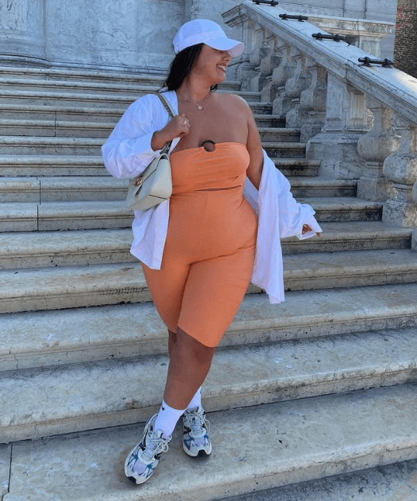 @michellejulietnaylaa - shorts e top laranja com camisa branca - looks novos - verão - em pé na rua - https://stealthelook.com.br