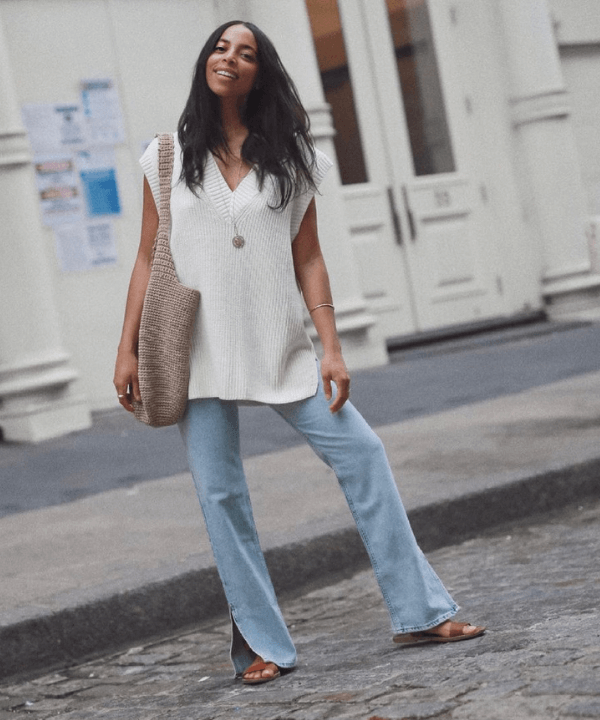 Janelle Marie Lloyd - calça jeans, colete de tricô e rasteirinhas - looks novos - verão - em pé na rua - https://stealthelook.com.br