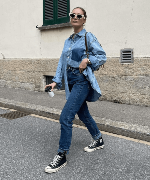 Olivia Faeh - calça e camisa jeans com all star preto - looks novos - verão - andando na rua - https://stealthelook.com.br