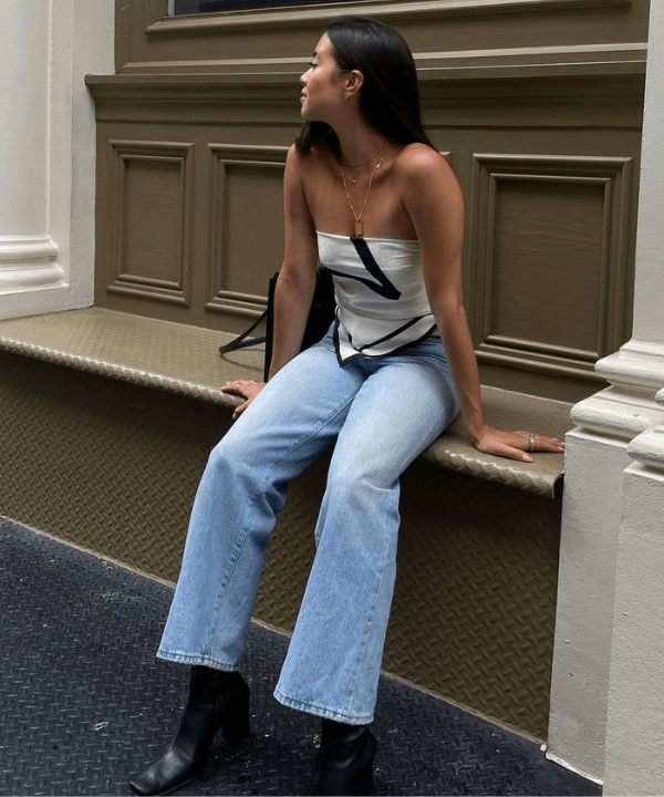 Sasha Mei - calça jeans, lenço e botas pretas - looks novos - verão - sentada na rua - https://stealthelook.com.br