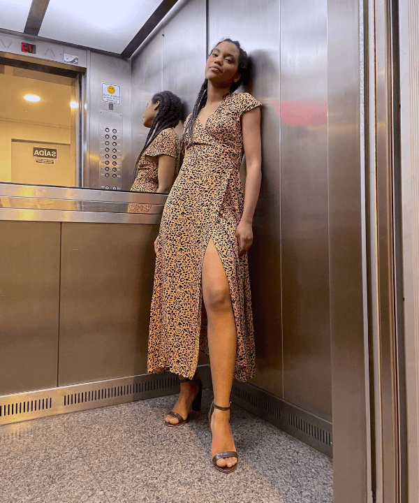 Mayra Souza - vestido midi oncinha com sandália - vestido longo - Verão 2022 - no elevador - https://stealthelook.com.br