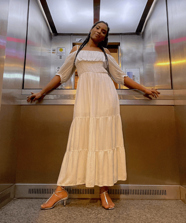 Mayra Souza - vestido longo branco com sandália - vestido longo - Verão 2022 - no elevador - https://stealthelook.com.br