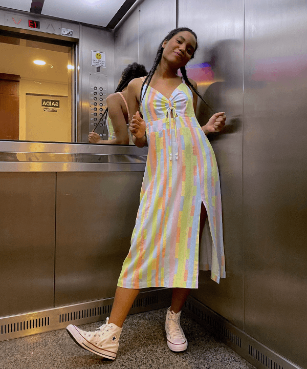 Mayra Souza - vestido midi colorido com tênis - vestido longo - Verão 2022 - no elevador - https://stealthelook.com.br