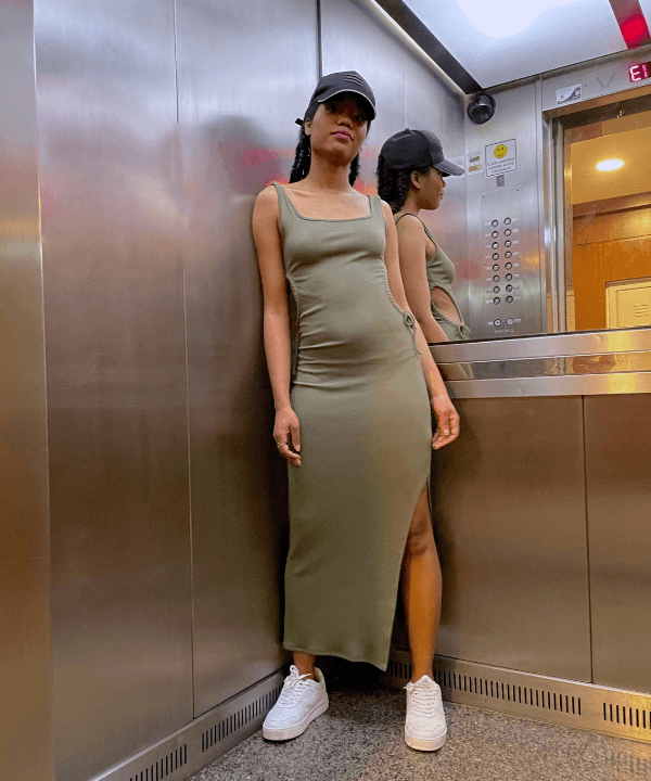 Mayra Souza - vestido midi cut out com tênis branco e boné - vestido longo - Verão 2022 - no elevador - https://stealthelook.com.br