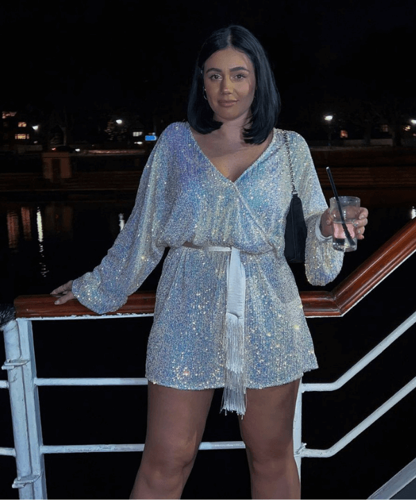 Grace Surguy - macaquinho brilhosos com paetês - looks estilosos - Verão 2022 - no barco - https://stealthelook.com.br